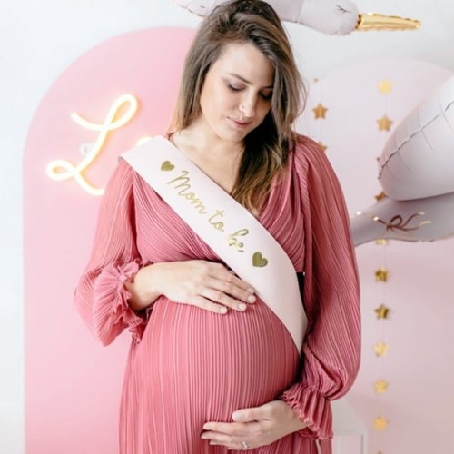 Szarfa 75x9,5cm PARTYDECO papierowa ze złotym nadrukiem mom to be jasna różowa 1szt.